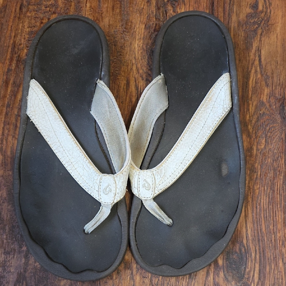 OluKai Women's Black and Cream Sandals